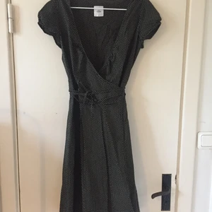 Mads Norgaard prickig klänning strl.36 - Jättefin omlottklänning i småprickigt mönster från danska Mads Norgaard. Storlek 36