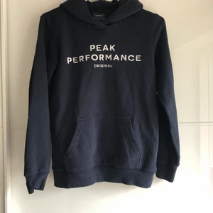 Peak performance hoodie - En nästan helt oanvänd marin blå Peak hoodie i storlek 150. Säljs pga för liten. Skulle säga att den passar en S eller XS✨