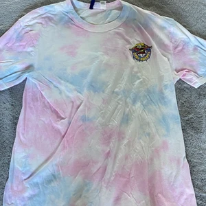 T-short med svampbob på:) - T-shirt från h.m, aldrig använd så i perfekt skick.:)