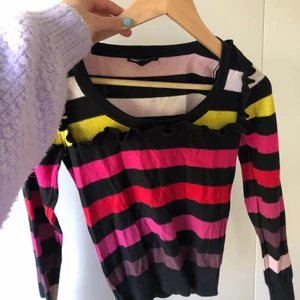 Randig tröja  - Superfin tröja från Hm x Sonia Rykiel kollektionen! Tröjan är i storlek Xs & den är i princip oanvänd💖 Priset kan eventuellt diskuteras. Köparen står för frakten!  