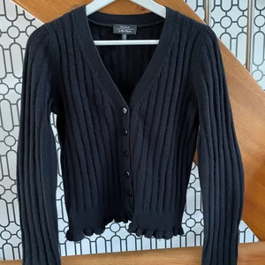 Söt kofta - En söt svart kofta med hjärtformade knappar från & other stories i storlek s. Är i gott skick.