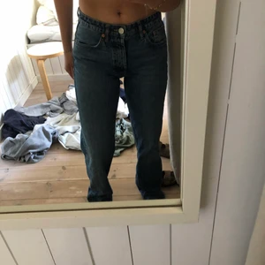 Lågmidjade jeans i blått - Lågmidjade jeans i blått från zara. Som ni ser på tredje bilden är de för långa för mej och jag är 160. De är i stl 34 och väldigt bekväma. Köpte de i höstas och väldigt lite använda! Köparen står för frakten💓🤝