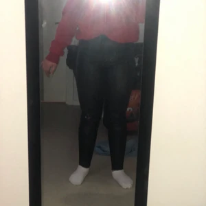 Skinn jeans - Fina skinn jeans som är använda ett fåtal gånger. Storleken är 32 och passar mig som är 152cm. Priset kan diskuteras.