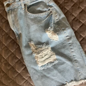 Fin kjol 🌸🌸  - Fin blå kjol med slitningar och hög midja. Strl 38. Köpt från Nelly men endast provad så den är som ny 🌸  Perfekt till sommaren 🌸🌸