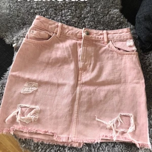 Jeans Kjol - En superfin jeans kjol ifrån H&M, nyskick då jag knappt använt den pga viktnedgång. 