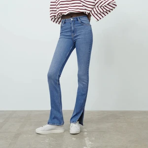 Jeans med slits! - As snygga Jean från zara med slits. Köpta för 349kr! Säljer dessa pga de är för långa för mig som är 160cm. Använd en gång annars nytt skick! Fler bilder kom privat. Det är storlek 34.