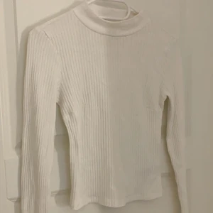 Vit topp - Vit tröja från Gina tricot! Nyskick💕