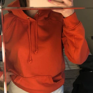 Hoodie - Orange/röd hoodie som inte längre kommer till användning!