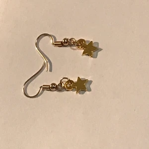 Stjärnörhängen - Fina hemma gjorda stjärnörhängen⭐️.  för varje sålt smycke  skänker jag en summa pengar till cancerfonden för att stötta forskningen kring cancer❤️