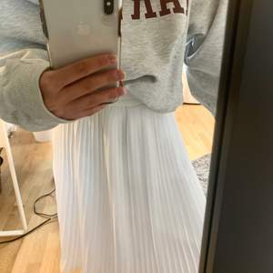 Superfin lite längre vit plisserad kjol från NA-KD. Inget fel på överhuvudtaget, mycket bra skick, kommer bara inte till användning längre. Storlek 34💗 Slutsåld på hemsidan, köptes för 2 år sedan för 400 kr, säljer nu för 200 kr + frakt, priset kan diskuteras💗 Hör av er vid frågor!!