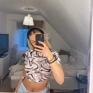 Mönster t-shirt - Aldrig använd och är jätteskönt material. Frakt 35kr💞