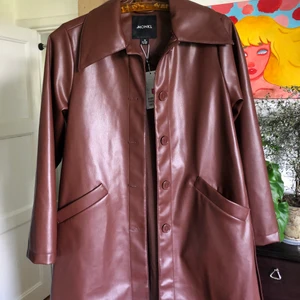 Ny Jacka  - Säljer ny Jacka på grund av fel köp. Den har prislapp kvar och skulle passa str 34-36. Priset kan diskuteras eller bud 