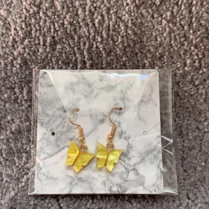 Gula fjärilsörhängen  - Gula fjärilsörhängen     •20kr st•