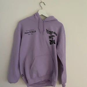 Juice Wrld Hoodie Pastell Lila S - Officiell Juice WRLD merch. Hoodie i strl S. Fin pastellila färg och quotes tryckt på tröjan. Möts upp i Stockholm eller så står köparen för frakt! 💜🖤