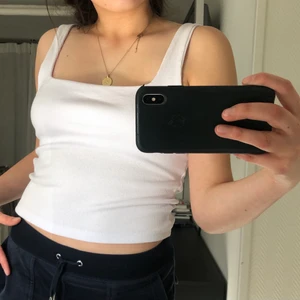 Linne - Ribbat linne med ett extra lager upptill som man ser på andra bilden! Från zara i strl M, lite croppat och passar på mig som vanligtvis har S. Aldrig använt. Skriv privat vid frågor💞