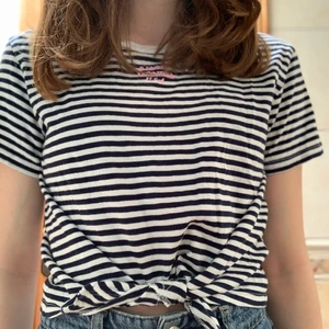 T-shirt från HM i storlek XS - Säljer denna tröjan för jag använder inte denna längre. Pris kan diskuteras 