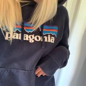 jättesnygg patagonia hoodie i mörk blå färg. Säljer då den är någon storlek för liten för min smak🖤