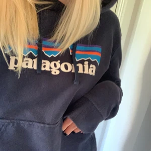 hoodie - jättesnygg patagonia hoodie i mörk blå färg. Säljer då den är någon storlek för liten för min smak🖤
