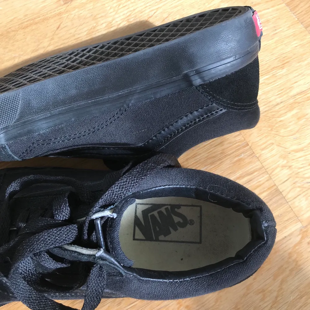 VANS i den klassiska modellen oldschool fast i snygg helsvart, passar till allt! Ordinarie pris ungefär 750kr. Aldrig andvändt, eftersom att de är förstora. . Skor.