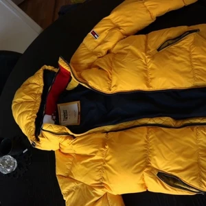 Tommy hilfiger jacka strl M - Snygg och färgglad jacka från tommy hilfiger som är använd en vinter. Jackan är lite smått missfärgad i sömmarna men det är inget som man tänker på. Köparen står för frakt.