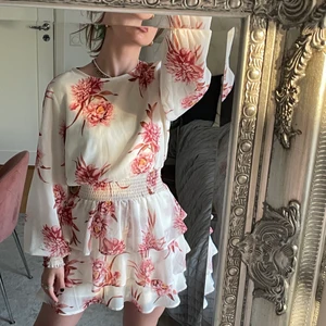 Klänning - Säljer denna såå vackra populära klänning ifrån ginatricot som inte längre går att köpa, använder inte längre och den är i bra skick! Använd 3 gånger. Skriv vid frågor!❤️