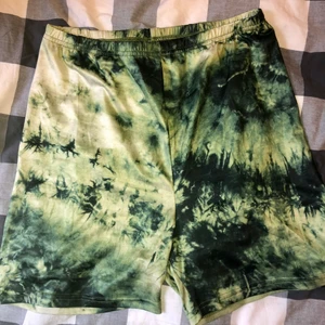 Gröna cykelbyxor stl L/XL - Helt nya oanvända cykelbyxor i grönt batikmönster. Tunna och sköna i materialet, perfekt för sommaren. Säljer av massa kläder nu pga flytt, så passa på medan chansen finns och kolla gärna in mina andra annonser med! 🌸
