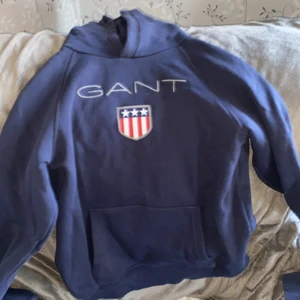 Gant - Marinblå gant hoodie i storlek 158/164 (passar som xs-s). Knappt använd, kan skickas eller mötas upp runt Växjö.