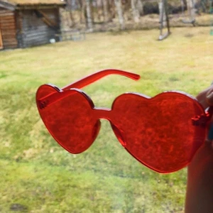 Hjärt glasögon  - Supertuffa hjärt glasögon ❤️köpte från en sida men minns ej! Vet iaf att de är Harry Styles inspirerad !