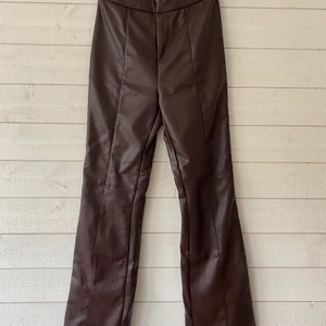 Bruna skinbyxor, str S/36 - Svinsnygga bruna skinbyxor (fakeskin) från Collusion i str36🤍 Säljs då dom tyvärr blivit lite försmå för mig :(