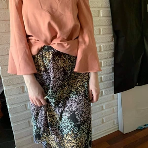 Kjol asymmetrisk - Lång kjol som är kortare framtill och längre där bak