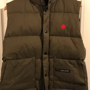 Canada goose väst  - Storlek Xs färg Mörkgrön säljs då den är för liten! Fint skicka inte hål eller annat. Finns kvar. Säljs Billigare vid snabbaffär :)