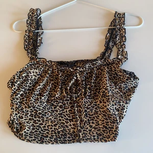 Mini leopardtopp - Croppad leopardmönstrad topp/linne  från SHEIN                                  Nyskick                                                                                           Det står att de är strl M men skulle säga S eller XS.                Säljer eftersom den var liten 