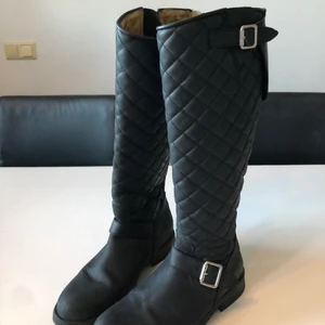 Höga Johnny Bulls  - Säljer mina knappt använda Johnny Bulls. Köpte dom för 1800kr men säljer dom nu för endast 300kr! 🙌🏽