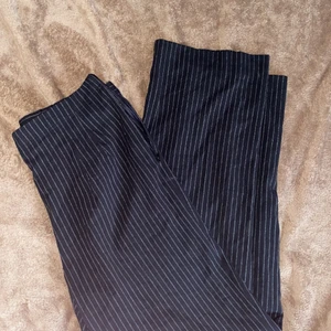 kostymbyxor humana - kostymbyxor från humana, storlek 42 💓 stora i midjan på mig som vanligtvis har M men kan fixas med skärp, bra längd och passform annars på mig som är lång 😌 aldrig använda