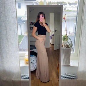 Ribbade, vida, kostym, beiga byxor  - Så fina byxor, passar till vardag som fest! Från Nelly. Storlek S. Jag är 170 lång! Aldrig använda! 