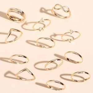 Guld ringar - Säljer lite ringar perfekt till sommaren. De är justerbara.  10kr styck. Säljer för att de inte passade min smak (fick i present). Köparen står för frakten. Frakten är samma oavsett hur många man köper. Meddela vid fler frågor 💖