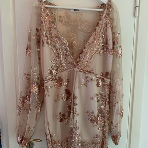 Fin sommarklänning från DM Retro - Fin sommarklänning med paljetter samt snörning i storlek S från DM Retro. Endast använd en gång så klänning är som ny! Fraktkostnad tillkommer.