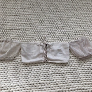 ASOS topp  - En härlig sommardröm från ASOS design! Aldrig använt endast provad. Fin till ett par tex högmidjade ljusa byxor. 