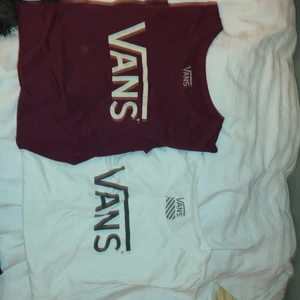 Vans tshirts  - Superfina Vanstshirts båda i strl M men små i storleken. Som nya knappt använda. 70 kr st ( Vet att bilderna är suddiga, var stressad när jag tog dom och orkade inte göra om hela annonsen. Kan skicka tydligare bildar privat ifall det skulle behövas. )