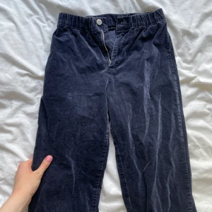 Brandy melville manchesterbyxor - Sjukt snygga mörkblå/lila manchesterbyxor från brandy Melville💜 Riktigt bekväma med mycket stretch! Bild 2 är från brandys hemsida och som ni ser är de korta i modellen. Säljs för att jag är aningen för lång :(