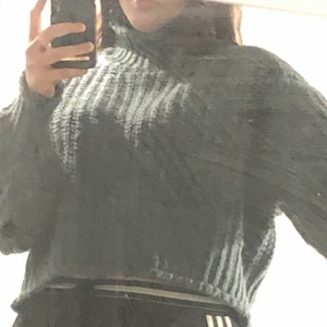 Stickad  - En grön jätte mysig stickad tröja som nästan aldrig är använd, tröjan är lite översize kroppad och i storlek M köpte den för 200, Den är lite luddig då den inte har används på länge, går att få bort  