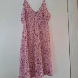 Tunn klänning - Snygg att ha utanpå en vit tshirt eller långärmad. Är egentligen en sovklänning. Strlk M men passar nog S. 