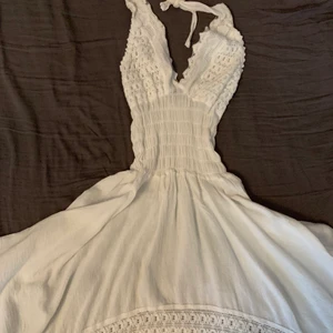 Virkad vit flowy klänning - Köpt i frankrike för några år sen men knappt använd, Det är Strl S men passar även en M då den är suuper strechig. Vid fler frågor skriv privat, köpare står för frakt☺️(vid större intresse budgivning)