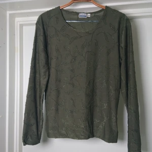 Tröja med sammet - Tröja med sammetsmönster, den är lite grönare i verkligheten! Stretchigt material💚