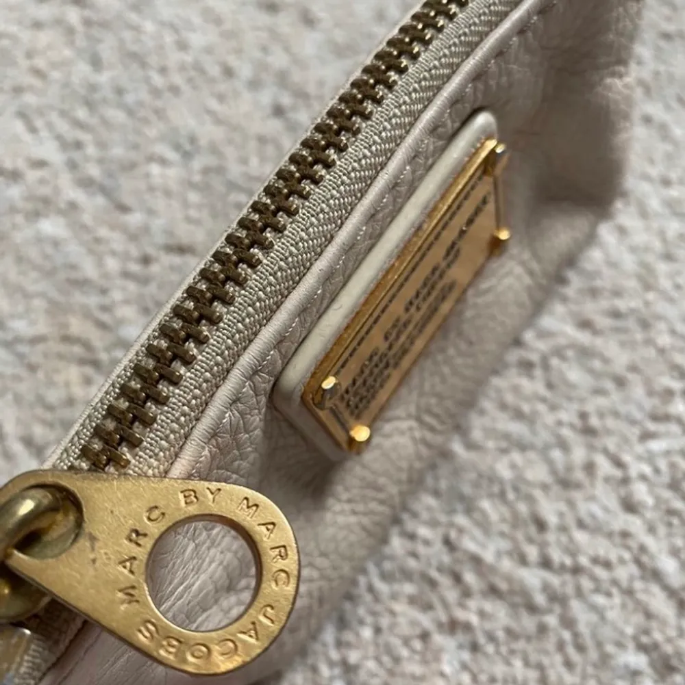 Liten beige plånbok/nyckelhållare från Marc Jacobs. . Accessoarer.