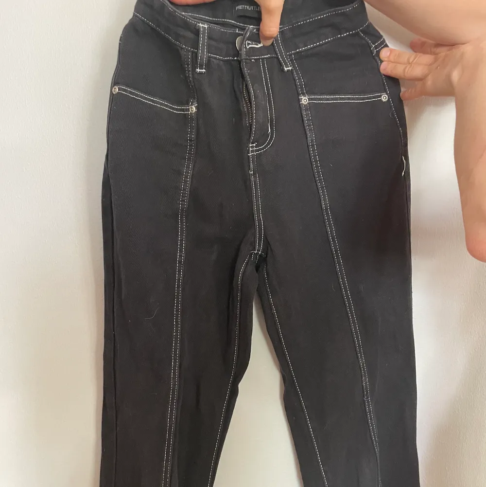 Jätte unika fina svarta jeans med vita kontrastsömmar. Något lite extra!. Jeans & Byxor.