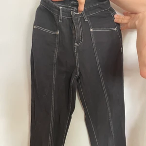 Svarta Jeans - Jätte unika fina svarta jeans med vita kontrastsömmar. Något lite extra!
