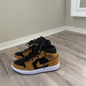 Nike air Jordan 1 mid  - Nästan helt nya Jordan 1 mid. St 38,5 sitter som en vanlig 38. Knapps använda så i helt ny skick. 