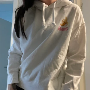 Hoodie från Svea - En vit hoodie med en banan detalj. Väldigt mjuk på insidan och väldigt sparsamt använd.
