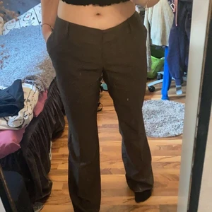 Bruna randiga kostymbyxor  - Säljer dessa balla kostymbyxor. Lite svårt att se på bilderna men dom är bruna med små smala ränder. OBS! Dom är förstora för mig. Har satt ett hårband i svanken så att man ska se lite bättre hur dom sitter på när dom passar. (Jag har vanligtvis M/38. Har lite större lår så dom passar vid låren. Men dom är alldeles förstora i midjan)